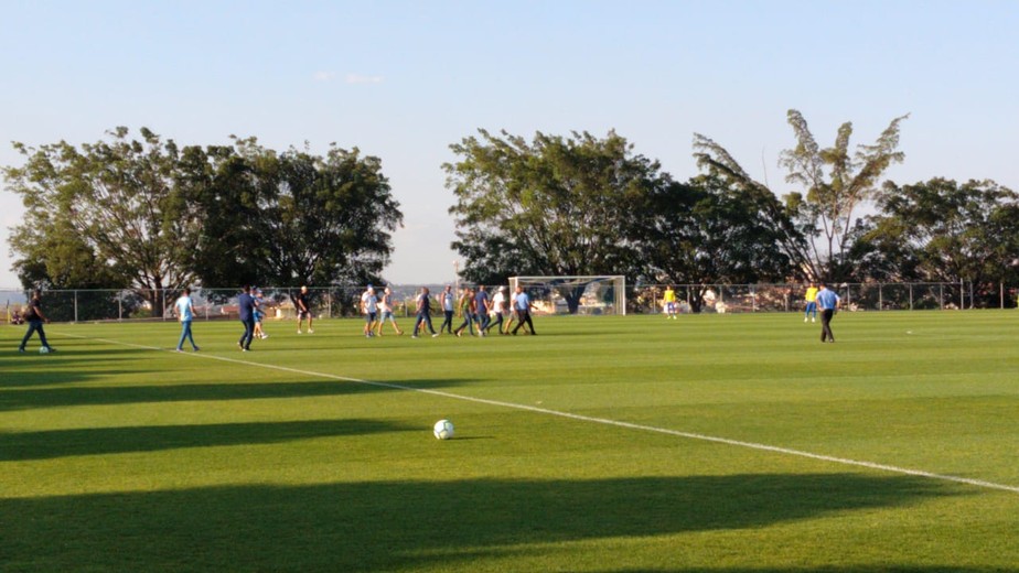 Grupo de torcedores do Cruzeiro invade a Toca da Raposa durante treinamento; veja vídeos
