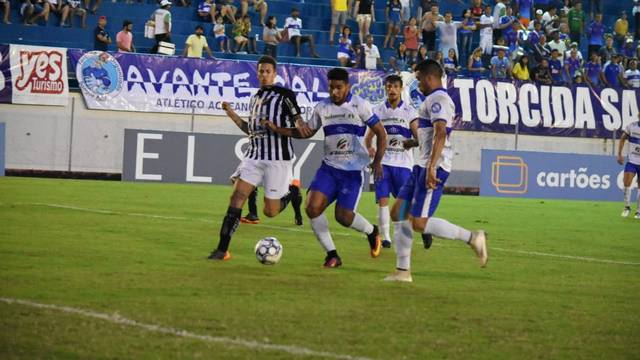 Diego, zagueiro do AtlÃ©tico-AC, disputa bola