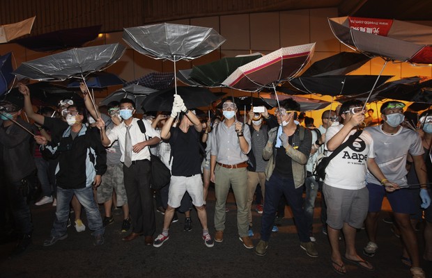 Manifestantes pró-democracia protestam em Hong Kong, no que ficou conhecido como a revolução dos guarda-chuvas (Foto: Reuters)