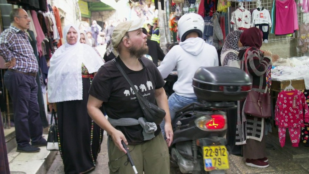 Giles passeia sozinho por mercado de Jerusalém (Foto: BBC)