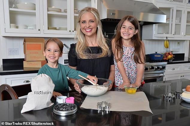 Sarah com os dois filhos: Rocky e Charlotte (Foto: Reprodução/Daily Mail)