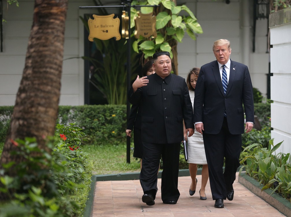Kim Jong-Un e Donald Trump conversam em passeio nos jardins do hotel Metropole em Hanói, no Vietnã — Foto: Leah Millis/Reuters