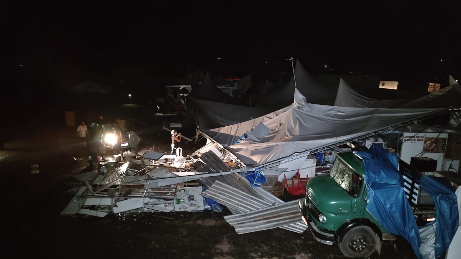 Tempestade destrói estrutura de rodeio para aniversário de Torre de Pedra