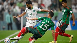 O atacante Saleh Al-Shehri, da Arábia Saudita, e o zagueiro do México Hector Moreno lutam pela bola — Foto: Alfredo ESTRELLA / AFP