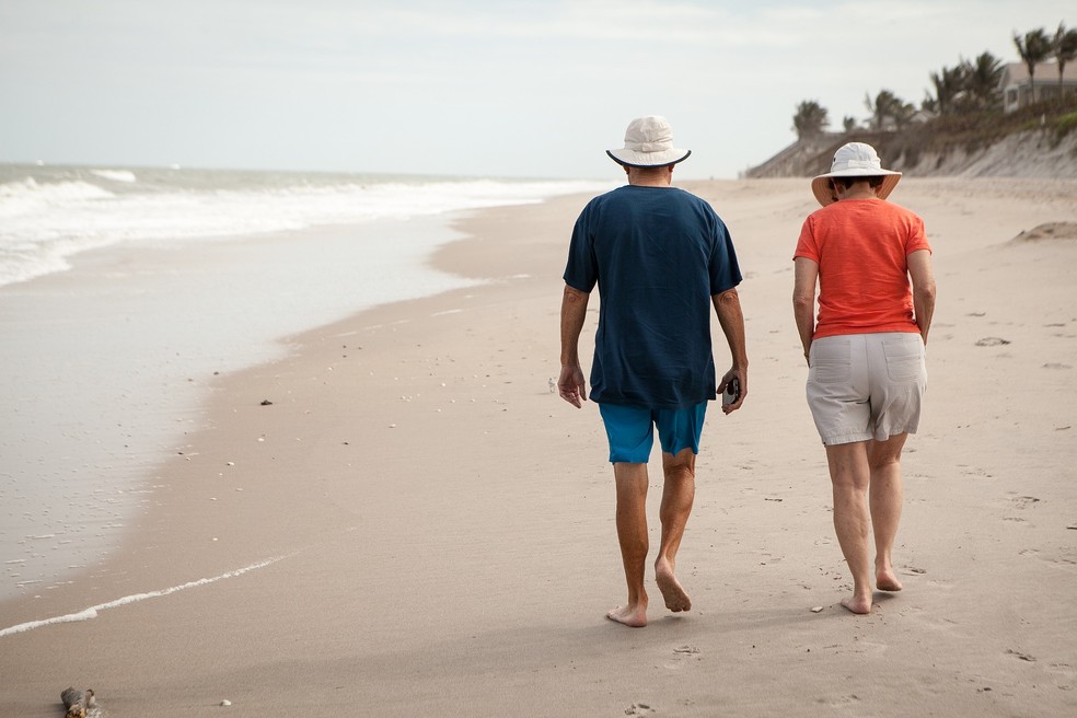 Casal na praia: funções físicas e mentais dos mais velhos tiveram um incremento significativo nos últimos 30 anos — Foto: Dietcheese por Pixabay