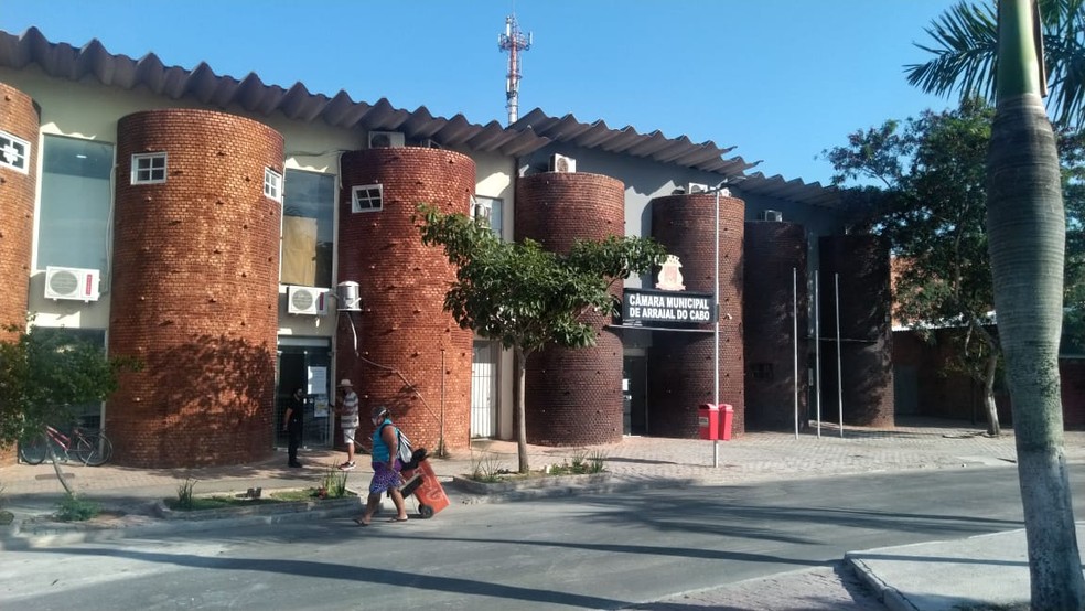 Câmara de Vereadores de Arraial é um dos endereços que foram alvo de operação que investiga corrupção — Foto: Paulo Henrique Cardoso/Inter TV RJ