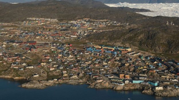 A Groenlândia é um território imenso no qual vivem apenas 57 mil pessoas (Foto: Getty Images via BBC News Brasil)