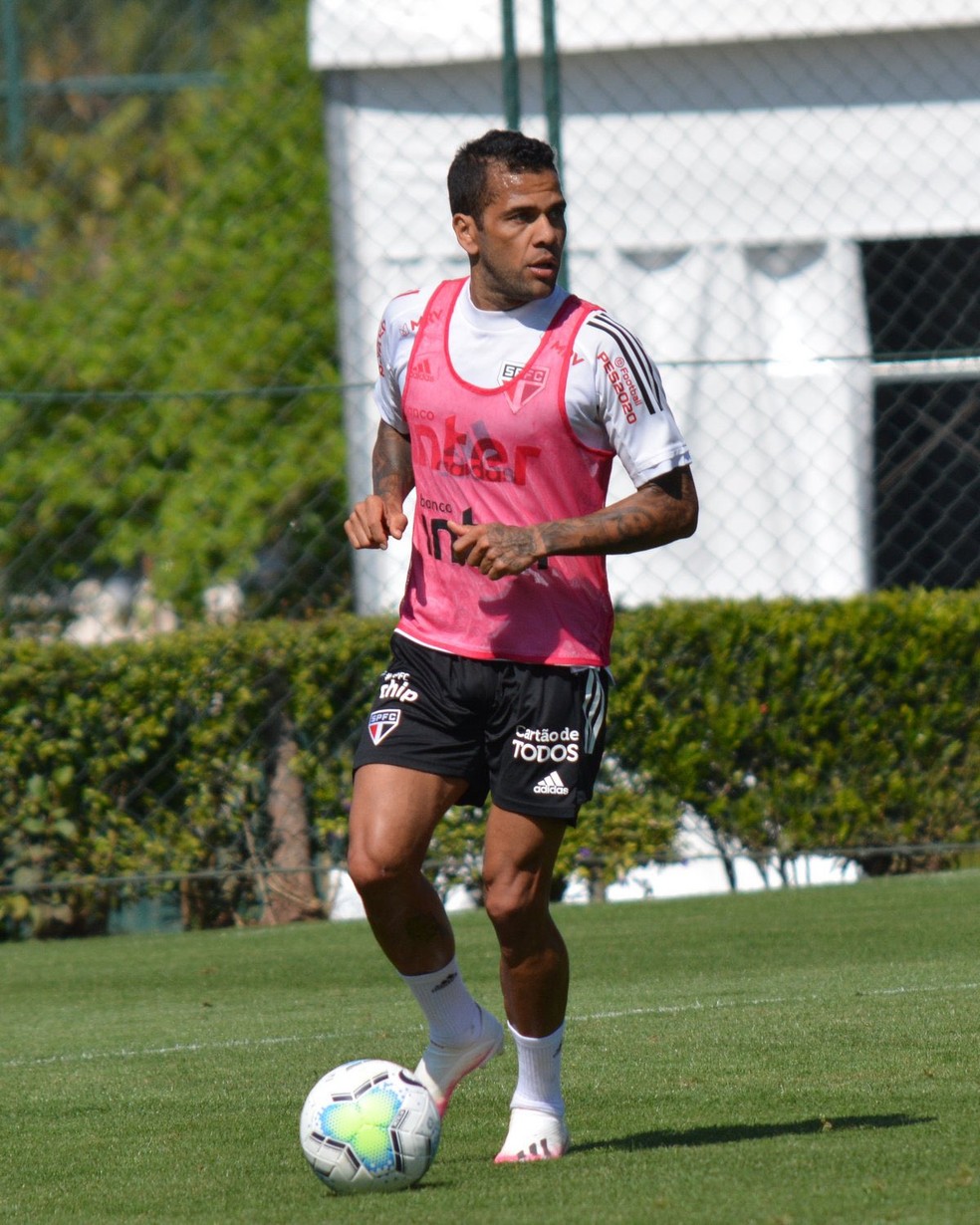 Daniel Alves no treino desta terça-feira, em Cotia — Foto: Erico Leonan / saopaulofc.net