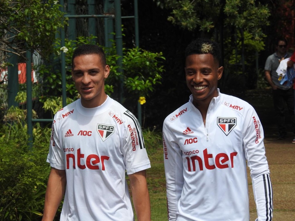 Antony e Tchê Tchê, do São Paulo, no CT do clube — Foto: Marcelo Hazan