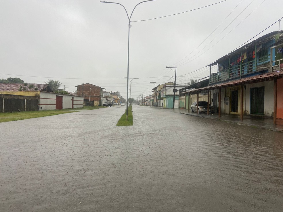 Rua de Prado alagada por causa da chuva neste domingo (13) — Foto: Divulgação/Decom Prado
