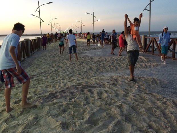Avanço da areia chamou a atenção dos visitantes do Espigão Costeiro (Foto: Zeca Soares/G1)