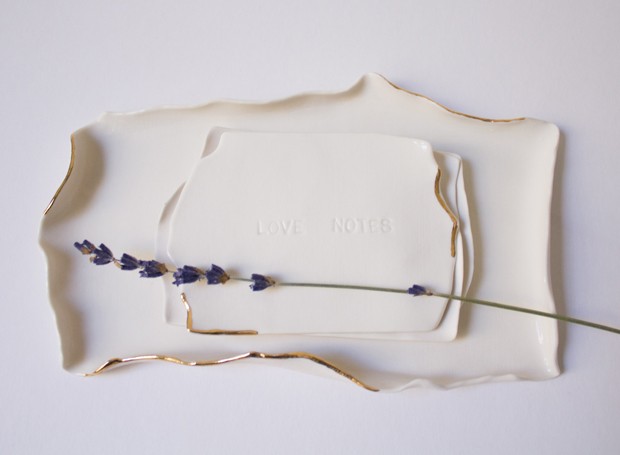 A designer de cerâmica Carolina Peraca apresenta o conjunto Love Notes branco na MADE 2019 (Foto: Divulgação)