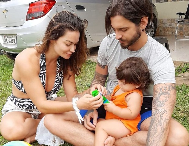 Laura Keller, o filho, Jorge Emanuel, e o novo namorado, Gustavo Saad (Foto: Reprodução / Instagram)
