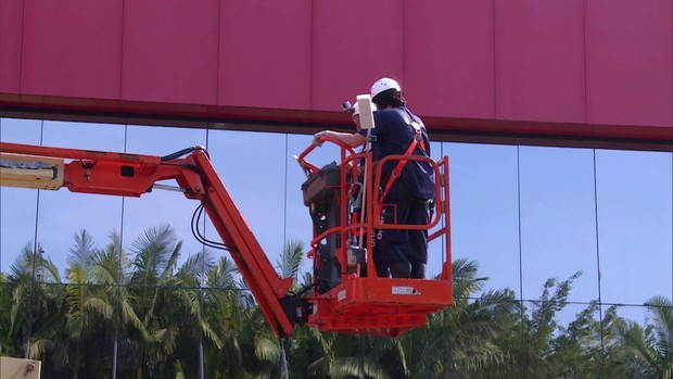 Diretor administrativo limpa fachada de prédio de 13 metros ()