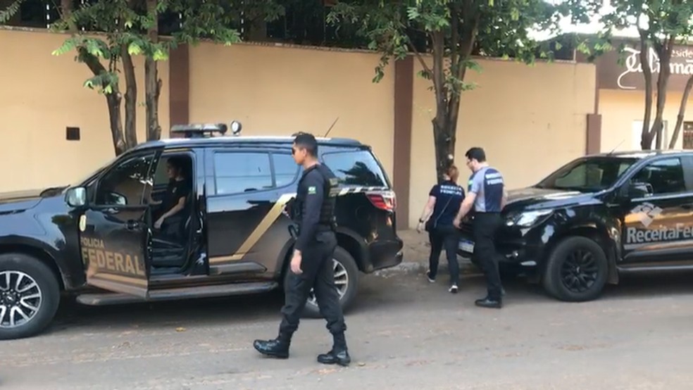 Agentes da Receita e da Polícia Federal cumprindo mandado em Palmas — Foto: Reprodução