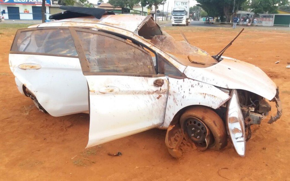 Carro roubado ficou destruído após capotar durante perseguição em Goiânia, Goiás (Foto: Divulgação/Polícia Civil)