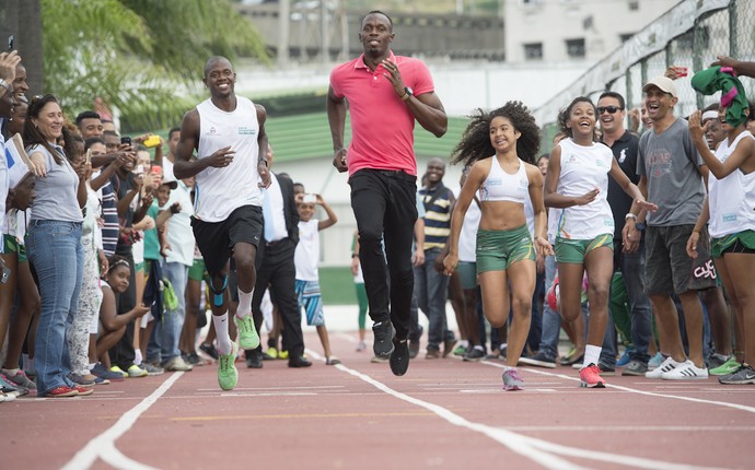 Usain Bolt visita Vila Olímpica Mangueira (Foto: Thiago Diz )