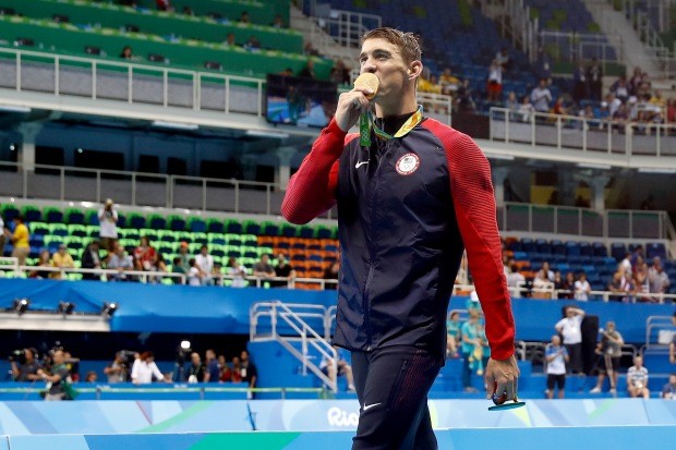 Michael Phelps comemorando (mais um) ouro olímpico (Foto: Clive Rose/Getty Images)