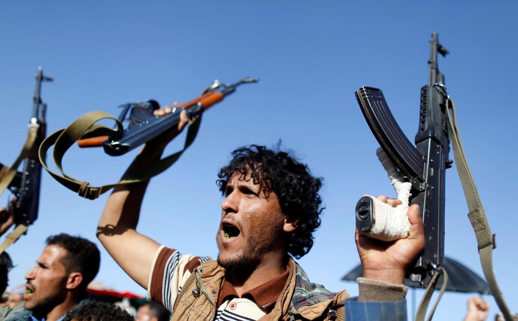 Rebeldes houthis levantam armas em manifestação em defesa da Palestina em Sanaa, no Iêmen, nesta segunda  (Foto: Reuters/Khaled Abdullah)