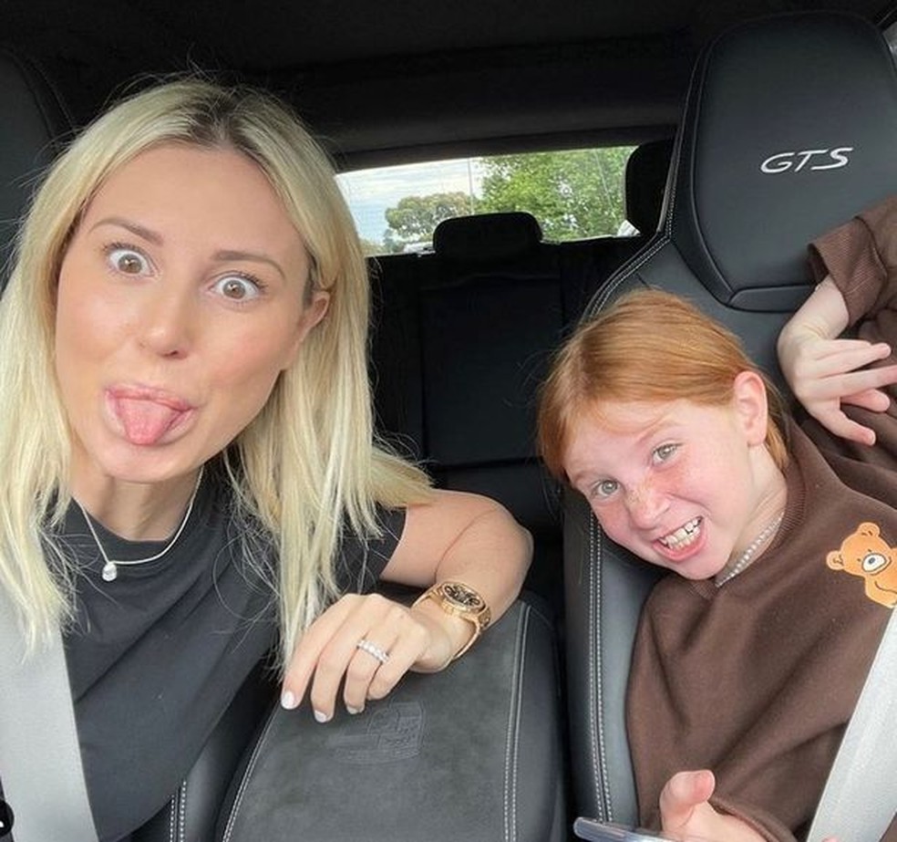 A influenciadora da Austrália e sua mãe, Roxy — Foto: Reprodução/The Mirror