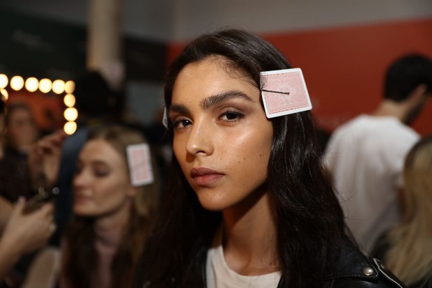 Marcela Thomé se preparando para o desfile do TOP 5, no SPFW  (Foto: Thibé)