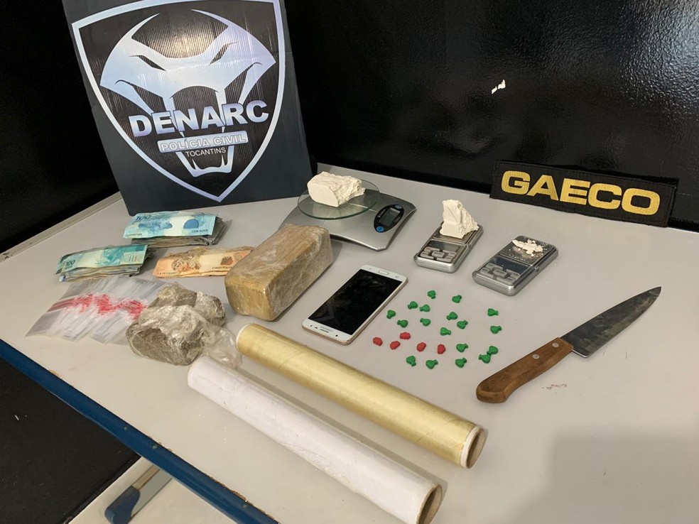 Parte das drogas estava em um piso falso — Foto: Denarc/Divulgação