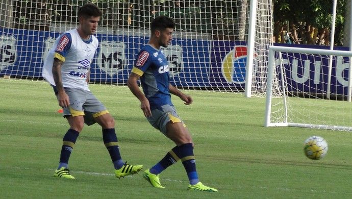 Calor e sequência de jogos fazem Mano poupar jogadores no treino