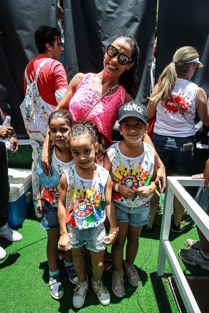 Scheila Carvalho com a filha e as amiguinhas da pequena (Foto: RAPHAEL CASTELLO/QUEM)