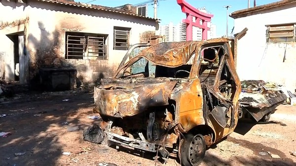 Incêndio destruiu o veículo da associação em Araçatuba — Foto: Reprodução/TV TEM