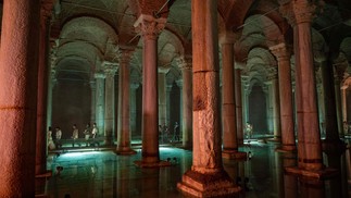 Interior da Cisterna Basílica, antigo reservatório de água em Istambul, na Turquia, que reabriu para a visitação após cinco anos em obras 