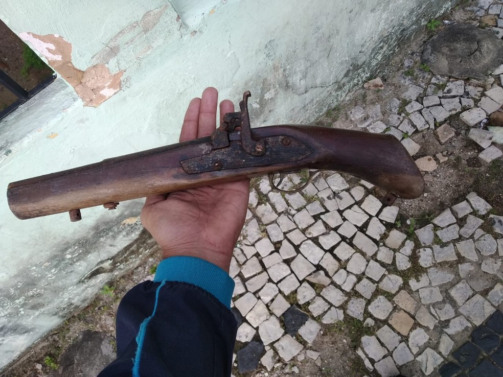 Arma usada em morte de PM foi apreendida em Fortaleza — Foto: Reprodução SVM