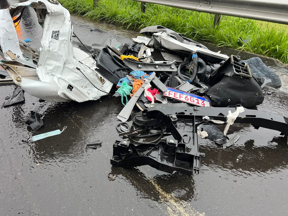 Partes de van que se envolveu em um engavetamento na Rodovia dos Bnadeirantes, em Louveira — Foto: Giuliano Tamura/EPTV