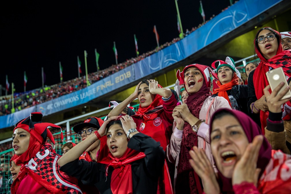 Torcedoras proibidas de entrar em estádios de futebol no Irã se disfarçam de homens para assistir a partida do Persepolis Football Club — Foto: Alaei Forough/Divulgação