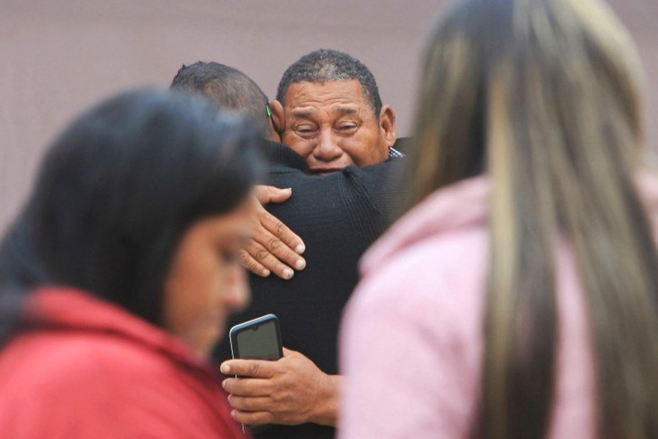 Familiares de detentos da prisão Bellavista, na cidade de Santo Domingo de los Colorados, a cerca de 80 km de Quito, esperam do lado de fora do necrotério para saber o destino de seus entes queridos depois que 12 detentos foram mortos e dois feridos em uma luta sangrenta entre prisioneiros