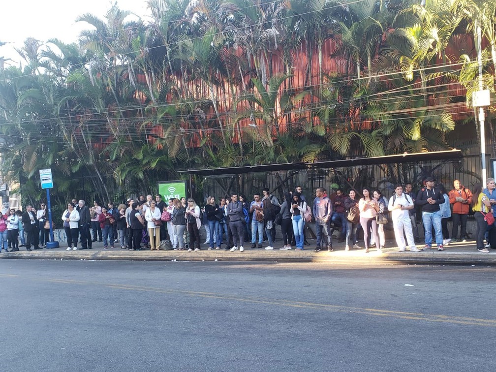Passageiros formam fila no bairro de Santana, na Zona Norte de São Paulo — Foto: Tatiana Santiago/G1