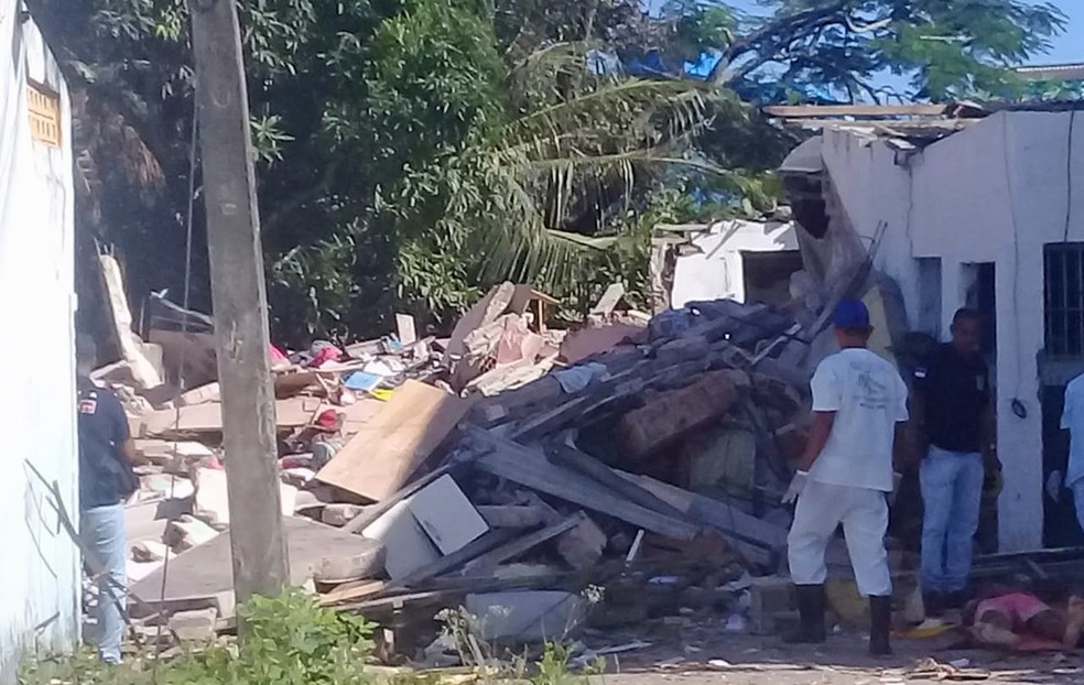 ExplosÃ£o causou desabamento de casas e deixou mortos e feridos em Camaragibe, no Grande Recife â€” Foto: ReproduÃ§Ã£o/WhatsApp