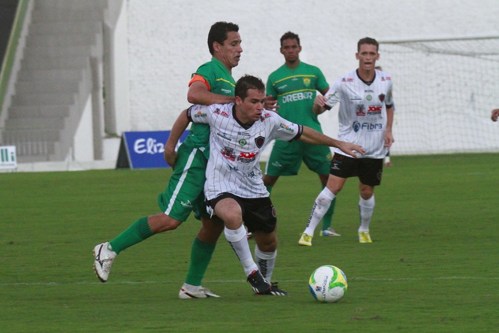 Botafogo-PB e Cuiabá, da região Centro-Oeste, se enfrentando no Almeidão, em 2014 — Foto: Kleide Teixeira/Jornal da Paraíba