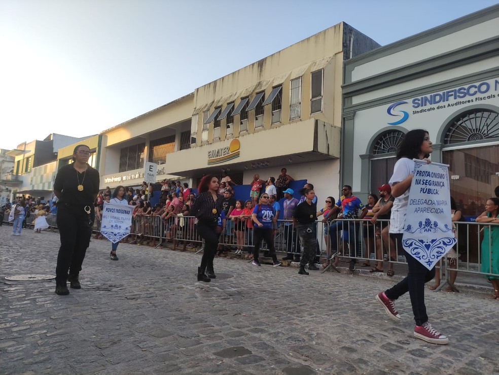 Desfile aconteceu na Sá de Albuquerque  — Foto: Isabelle Monteiro/TV Gazeta