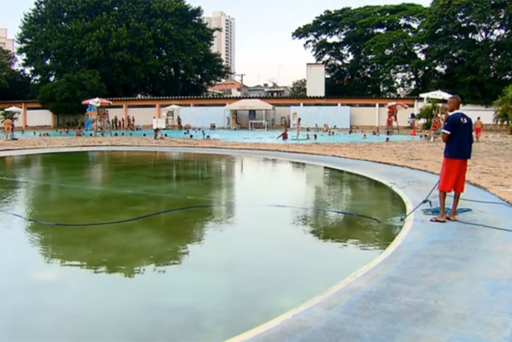 Piscinas em centro esportivo na Zona Leste de S&atilde;o Paulo dever&atilde;o permanecer fechadas. Ser&aacute; permitido apenas caminhadas &mdash; Foto: Reprodu&ccedil;&atilde;o TV Globo
