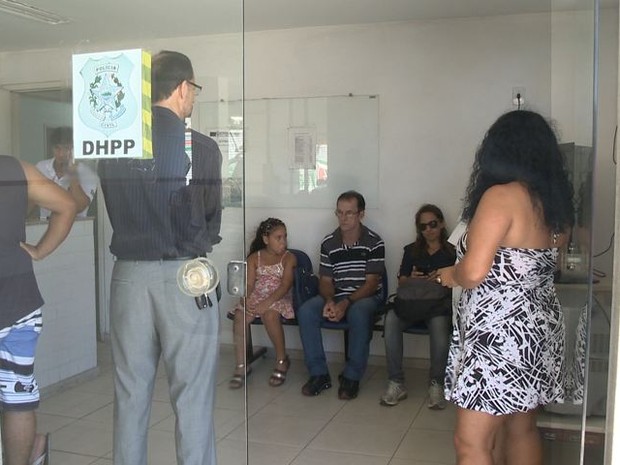 Famílias aguardando liberação no DML (Foto: Reprodução/ TV Gazeta)