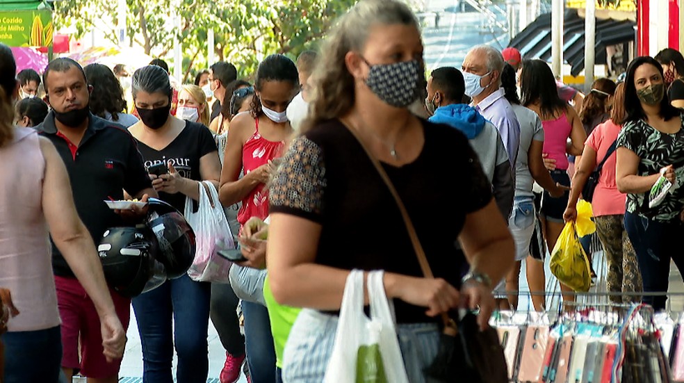 Apesar do alerta vermelho, consumidores se aglomeram no centro de Ribeirão Preto no sábado (13)  — Foto: José Augusto Júnior/EPTV