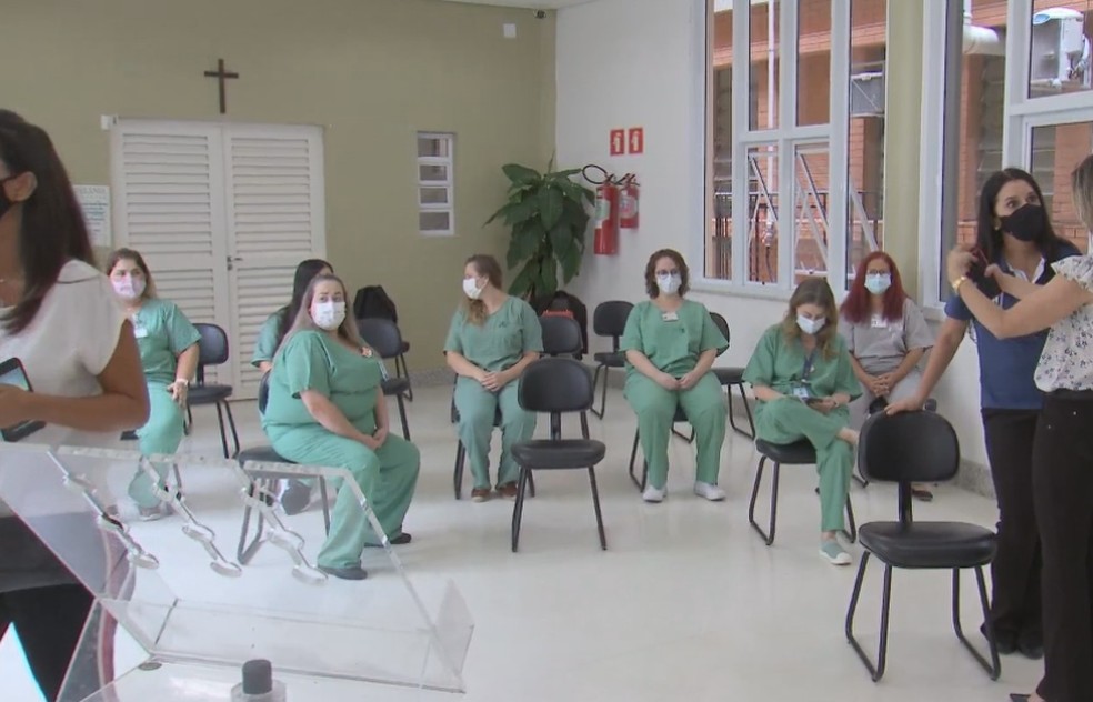 Funcionários do HC de Marília se preparam para receber vacina contra a Covid — Foto: TV TEM/Reprodução