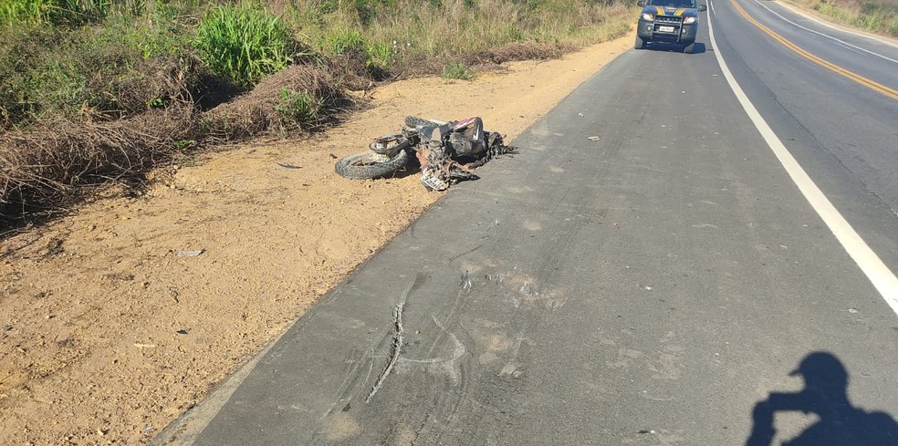 Moto ficou destruída após colidir com carreta na BR-135 — Foto: Divulgação/PRF
