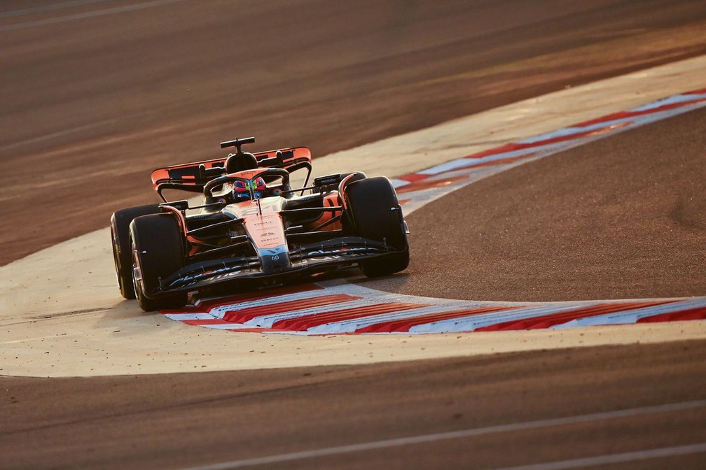 Oscar Piastri fez sua estreia pela McLaren nos testes de pré-temporada da Fórmula 1 em Sakhir — Foto: McLaren F1