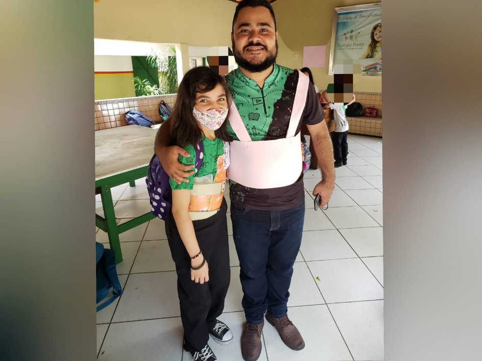 Professor usa colete que simula aparelho de aluna com escoliose para  combater bullying em escola no Ceará | Ceará | G1