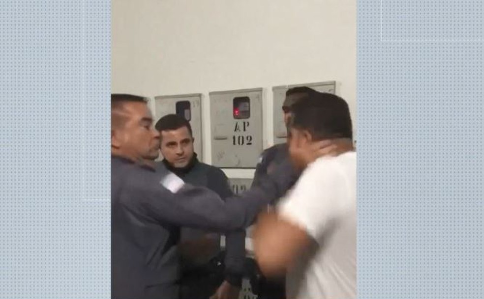 Policial dá tapa no rosto de homem durante abordagem em Piúma, ES — Foto: Reprodução/ TV Gazeta