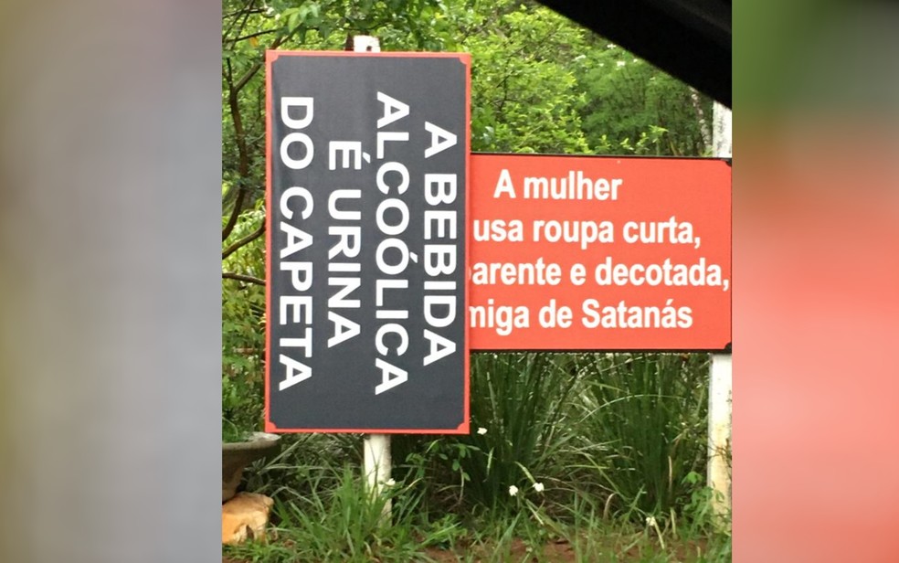 Placas polêmicas são colocadas em povoado de Anápolis — Foto: Eduardo Idaló/TV Anhanguera