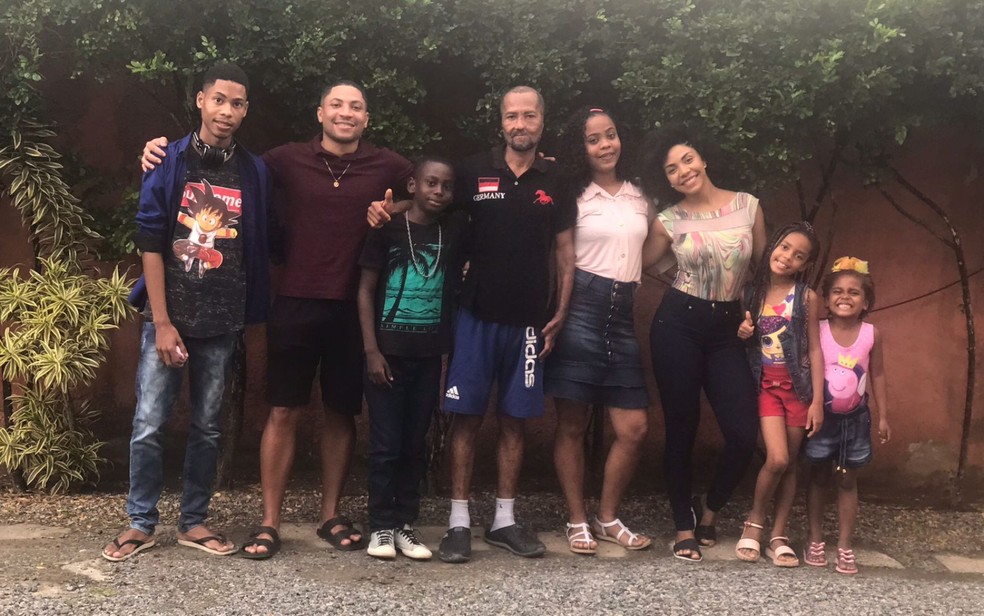 Agnaldo e os sete filhos — Foto: Arquivo Pessoal