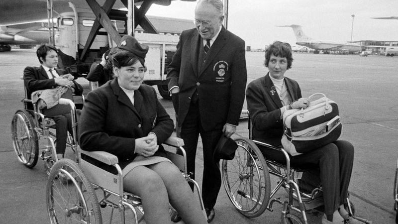 A equipe britânica deixando o Aeroporto Heathrow de Londres para os Jogos Internacionais de Stoke Mandeville em Israel, em 1968. Ludwig Guttmann, presidente e fundador dos jogos, é retratado com Karen Hill, de Mansfield, de 18 anos (Foto: PETER STONE/MIRRORPIX/GETTY IMAGES)