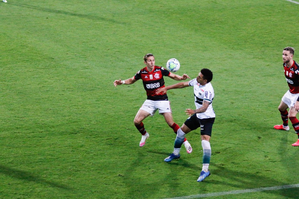 Filipe Lu&iacute;s no jogo contra o Coritiba &mdash; Foto: GISELE PIMENTA/FRAMEPHOTO/ESTAD&Atilde;O CONTE&Uacute;DO